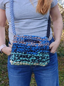 Háčkovaná crossbody barevná